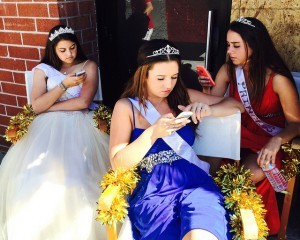 "Princesses and Their Phones" (CC BY-NC 2.0) by  Telstar Logistics 