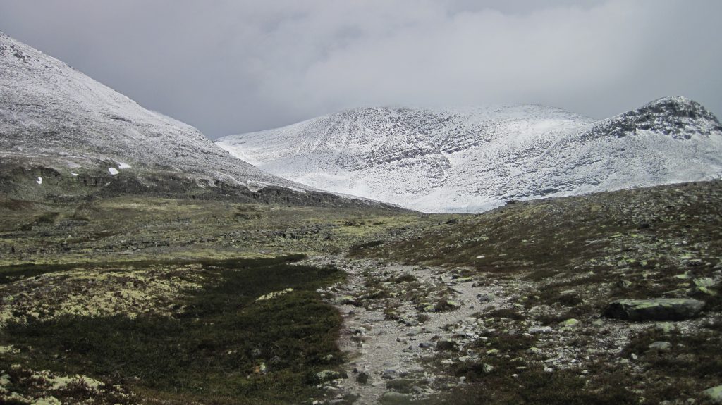 vy från rondande, fjäll med nysnö