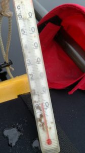 termometer visar knappt fyra grader i vattnet
